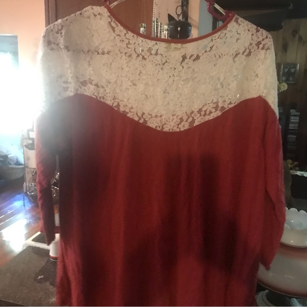 Forever 21 lovely top size 1x gently worn. Rust with ivory lace.
